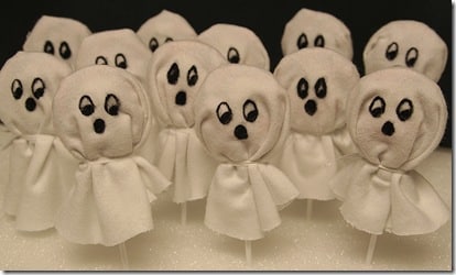 lollipops covered with fabric to look like a ghost for halloween