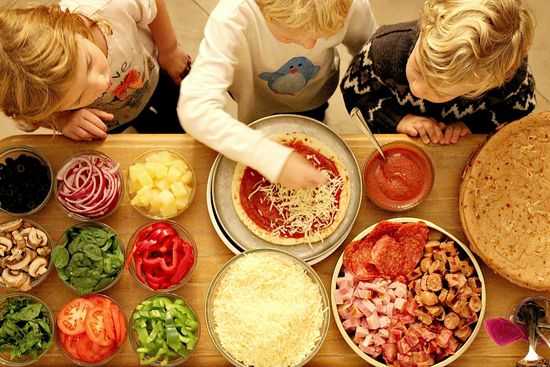 How to host a kid friendly pizza party