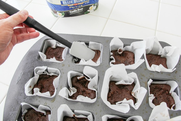 flattening cakes in a brownie pan