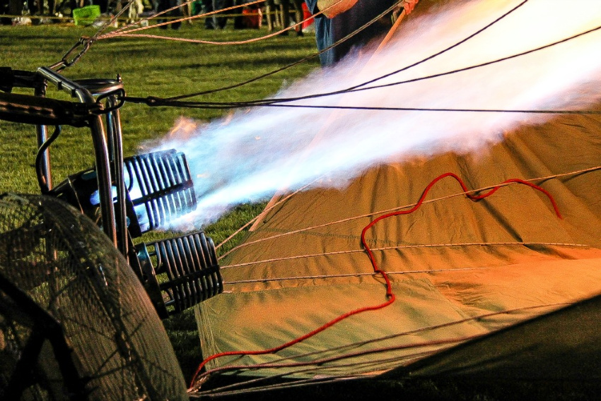 how a hot air balloon is inflated