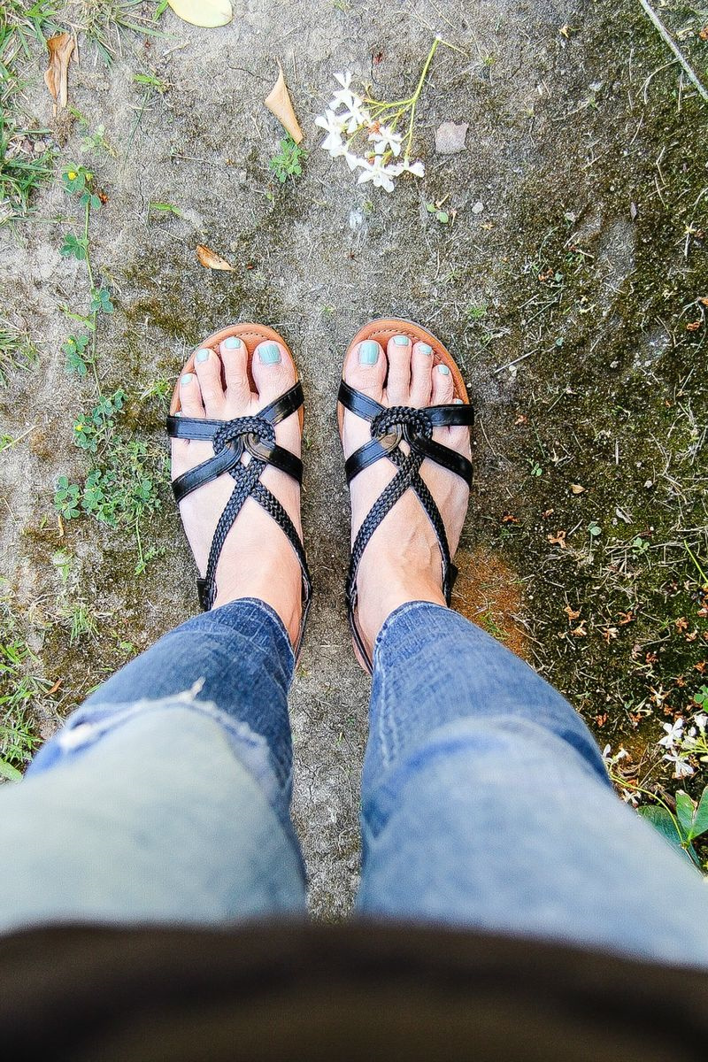 womens jeans with black sandals