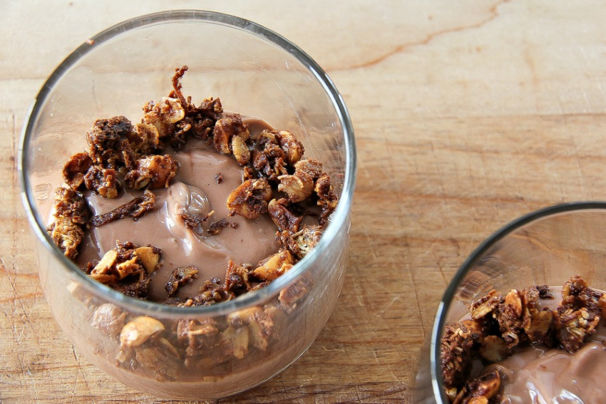 nutella parfait with granola