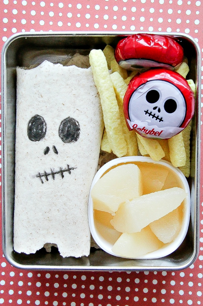 Skeleton themed Halloween lunch for kids 