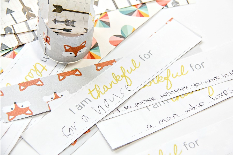 A thankful craft paper chain for Thanksgiving