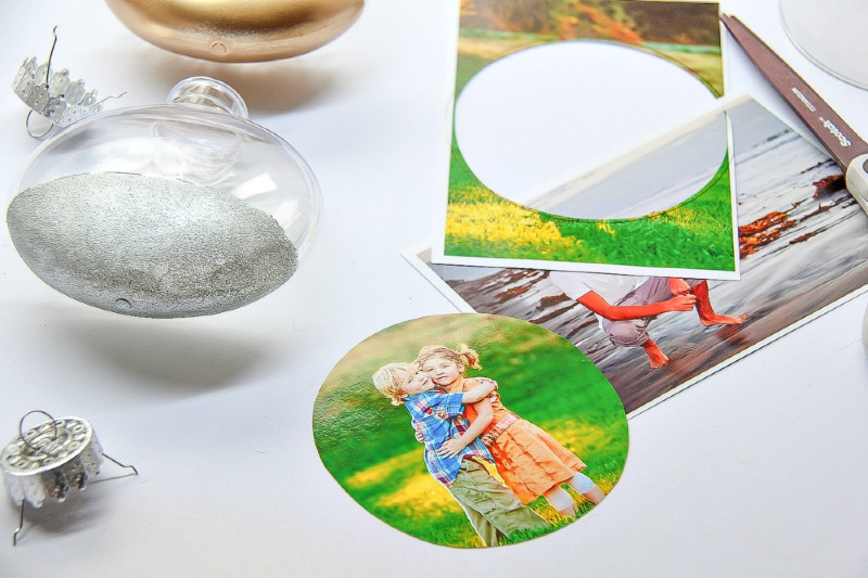 how to put photos into clear round ornaments