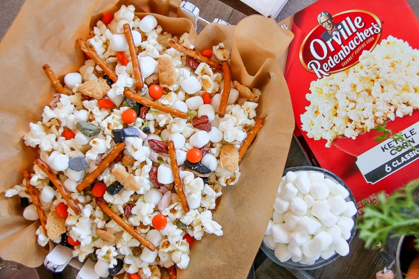bunny snack mix for kids with popcorn, pretzels, bunny grahams, and chocolate rocks.