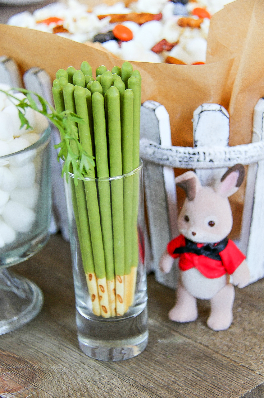 Matcha pocky sticks served for a party.