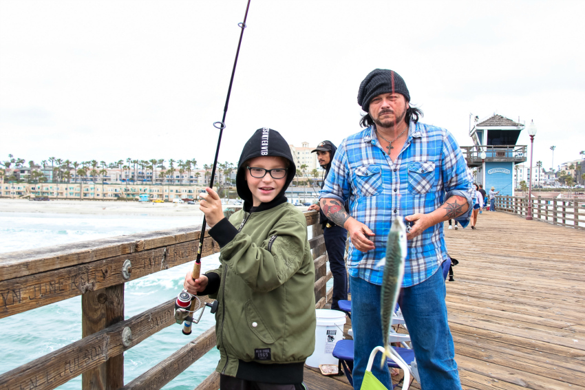 catching fish with kids at oceanside pier