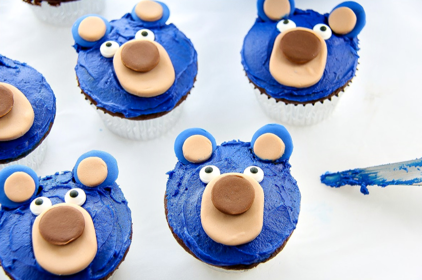 How to make bear cupcakes for a party.