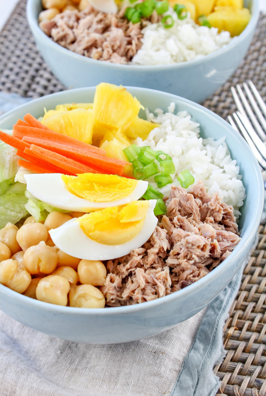 A healthy tuna and rice protein bowl using pantry canned goods and leftovers.