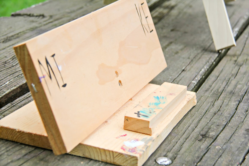 Easy handmade art easel.