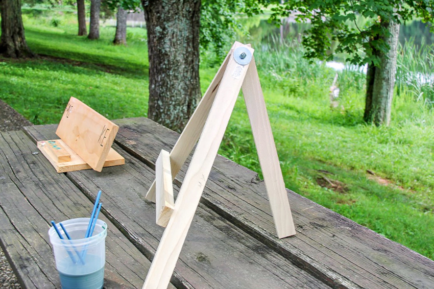 handmade wood art easels for landscape painting outdoors.