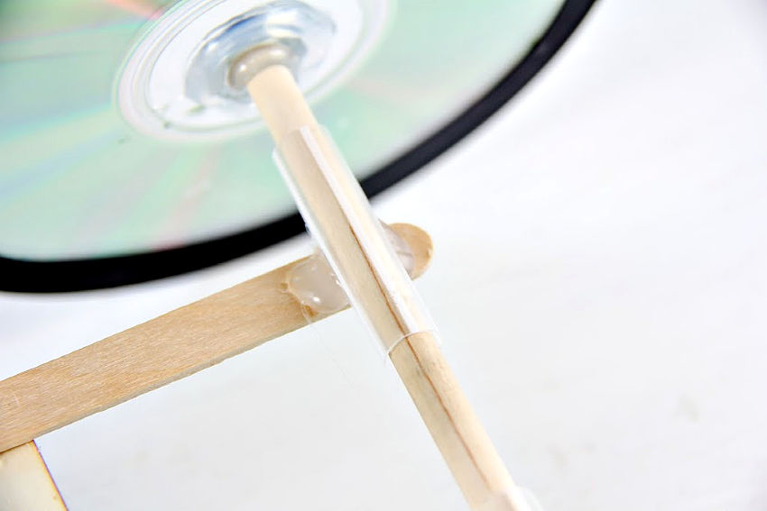 How to use a straw to make the axle on a mousetrap car move.