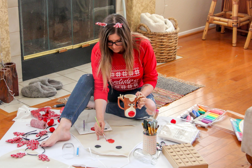 Painting reindeer aprons for christmas baking party