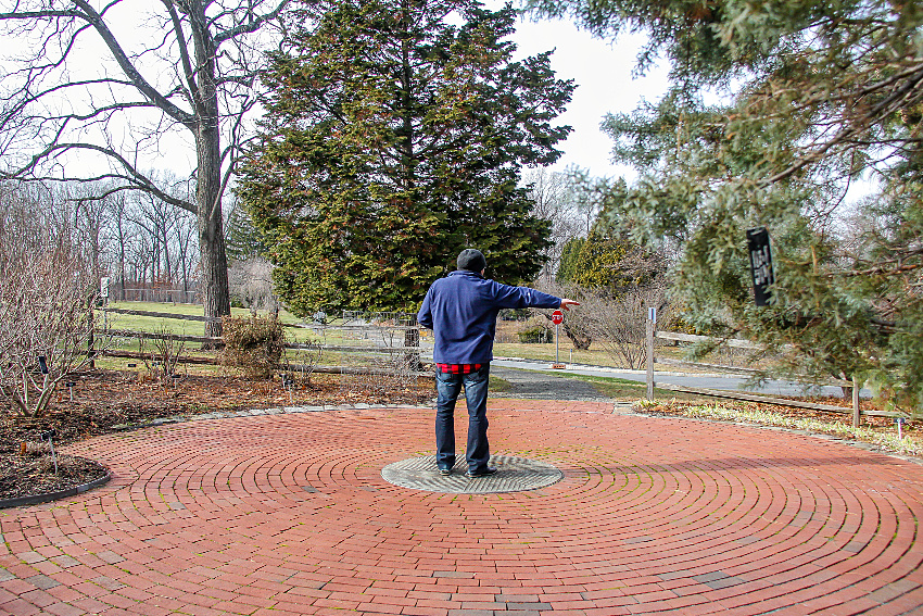 how to tell the time using a sundial