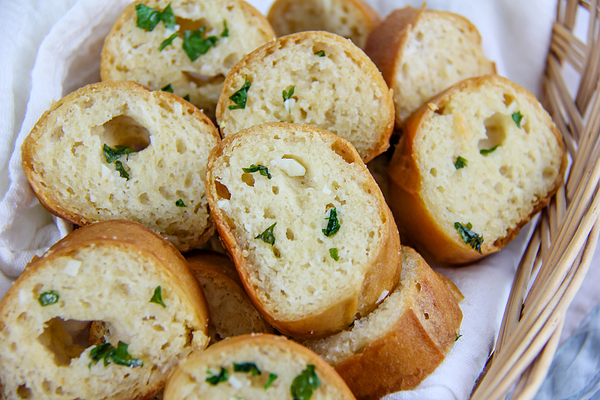 garlic bread cut into slices