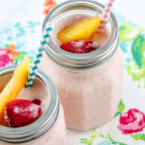 strawberry mango smoothies in mason jars