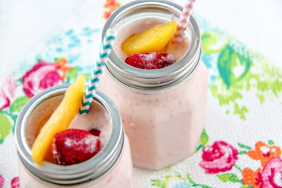 strawberry mango smoothies in mason jars