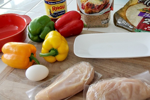 ingredients to make a chicken and bell pepper pizza