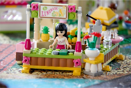 the LEGO Friends lemonade stand