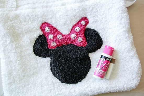 a minnie mouse head with a pink bow on a towel