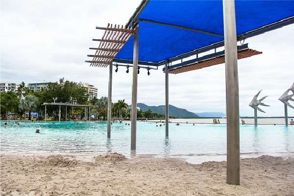 Cairns esplanade swimming lagoono
