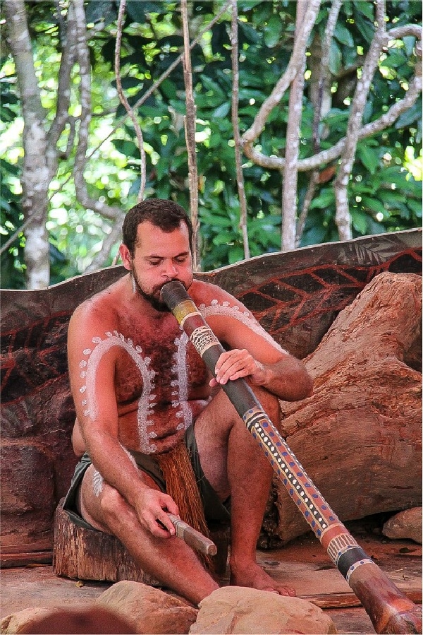 didgeridoo being played at kuranda rainforestation