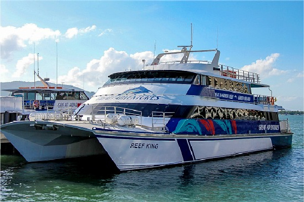 reef king catamaran at the great barrier reef