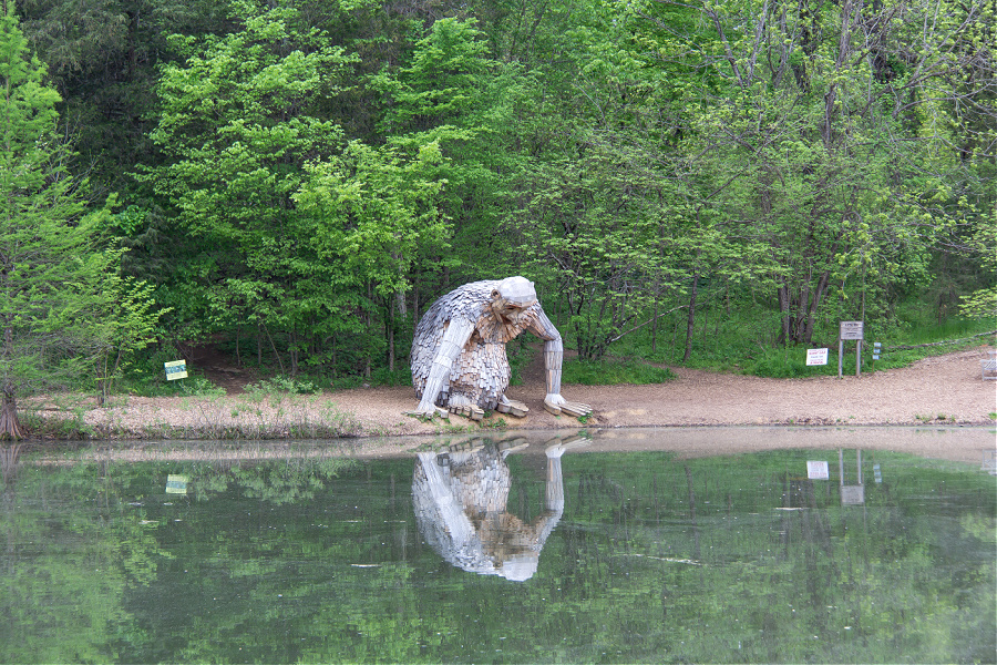 Little Nis looking at his reflection at Bernheim