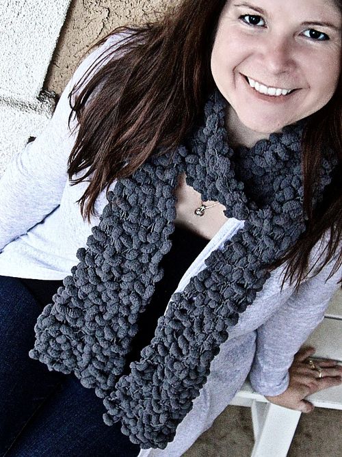 Free winter scarf pattern using Moda Vera Marshmallow in dark grey.