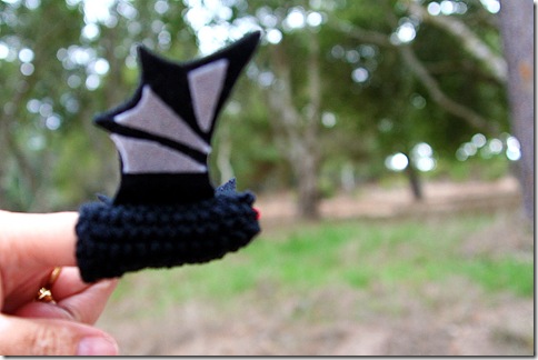 How to knit a bat using a free finger puppet pattern.