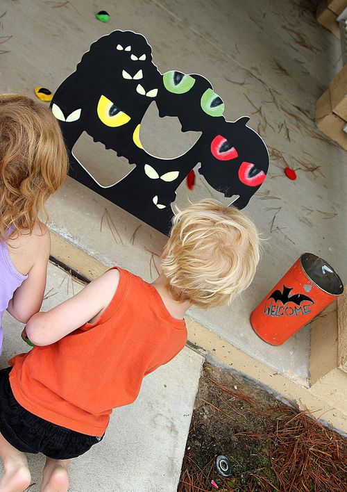 Halloween bean bag toss diy game for kids.
