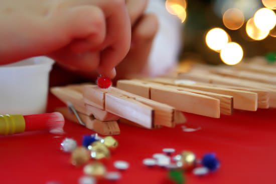 how to make reindeer pegs to clip christmas cards to rope or blinds.