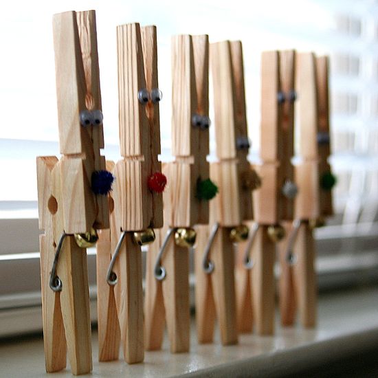 Instructions to make reindeer pegs for hanging Christmas cards.