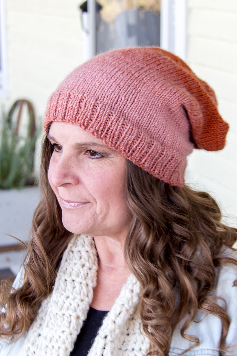 free knitting pattern to make a slouchy beanie hat in dusty pink.